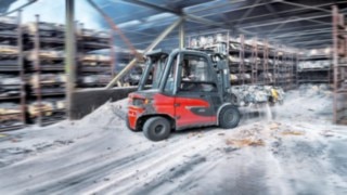 X50 electric forklift truck from Linde MH transports a load