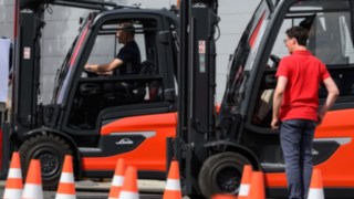 Test Linde trucks in the outdoor area at LogiMAT