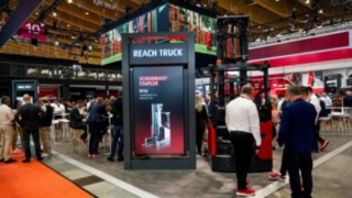 Premiere of the new Linde Ri16 reach truck