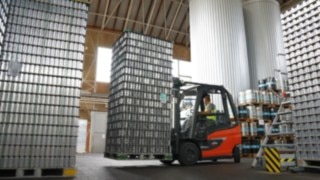 The E25 also proves itself in the demanding environment of a brewery. Video about the use of the Linde E25 at BrewDog