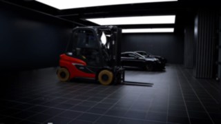 Our new X20 - X35 electric forklifts manage to keep up effortlessly with our H20 - H35 combustion engines. Video on the cooperation between Linde and Porsche Engineering