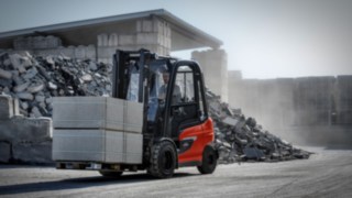 X35 electric forklift truck from Linde Material Handling transports goods outdoors