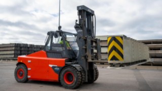 Heavy-duty forklift truck E160 by Linde Material Handling. Heavy-duty forklift truck E160 by Linde Material Handling.