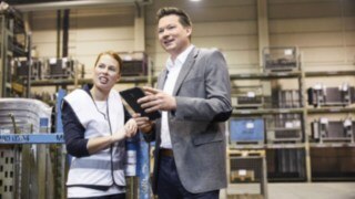 From analysis to commissioning, the Linde Implementation Team supports you with the automation of your processes. Linde automation expert in consultation with a customer