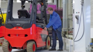 The use of lithium-ion batteries for propulsion makes regular interim charging of truck possible. Employee loading a forklift truck from Linde Material Handling