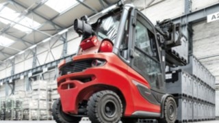 Maximum handling performance and minimal fuel consumption with the gas forklifts from Linde Material Handling.
