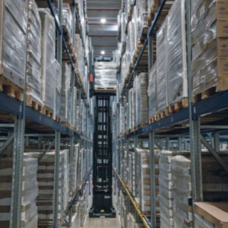 A K-MATIC automated narrow-aisle forklift from Linde MH is storing a pallet.