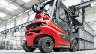 H35 IC truck from Linde Material Handling stacks boxes