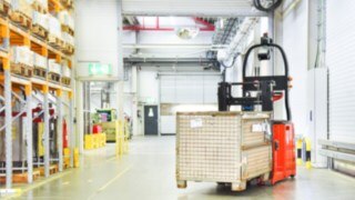 The L-MATIC from Linde Material Handling transports loads of up to 1,200 kilograms. The L-MATIC from Linde Material Handling in use in the warehouse