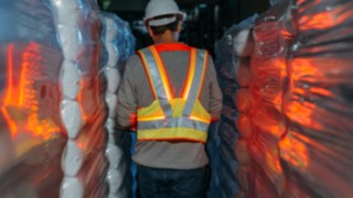 Join us at LogiMAT 2022 to find out all about our latest safety solutions. Employee wearing the Linde Safety Vest